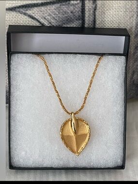 GIVENCHY BIJOUX “VINTAGE” GOLD-TONE LEAF PENDANT NECKLACE ⭐️NWT⭐️COA INCLUDED